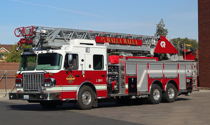 FDNY LADDER 68 2013 PIERCE ARROW XT 105' REAR-MOUNT